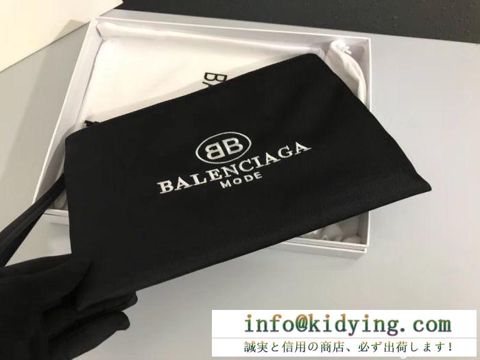 存在感を発揮するBALENCIAGAバレンシアガコピー刺繍ロゴ付きキャンバスクラッチバッグ