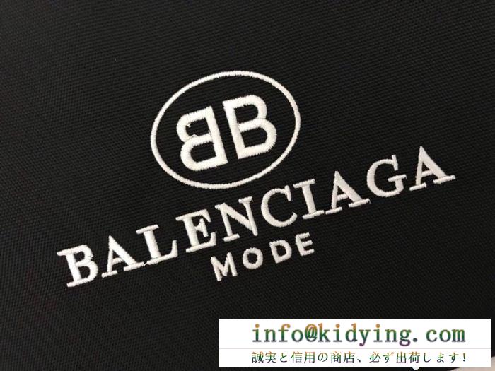 存在感を発揮するBALENCIAGAバレンシアガコピー刺繍ロゴ付きキャンバスクラッチバッグ