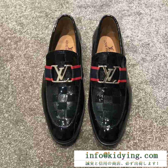 Louis vuittonヴィトン 靴 コピーlvイニシャルのアクセサリー人気ブラックカラーのメンズレザーローファー 