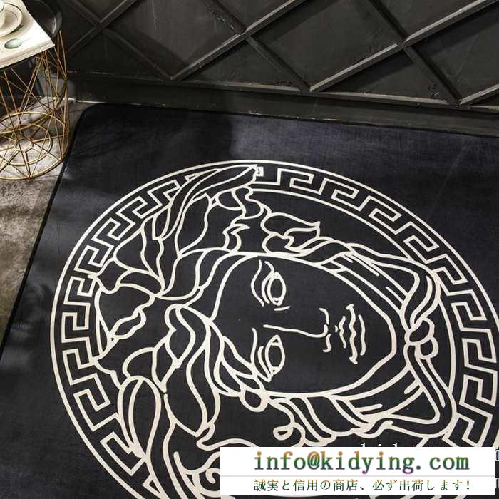 ヴェルサーチ 絨毯 人気 軽快で爽やかな雰囲気に versace カーペット ブランド コピー ブラック ロゴいり おすすめ 品質保証