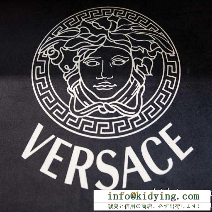 VERSACE トイレマット ブランド コピー お部屋スタイルをトレンドに ヴェルサーチ ブラック ロゴ カジュアル 3点セット 最安値