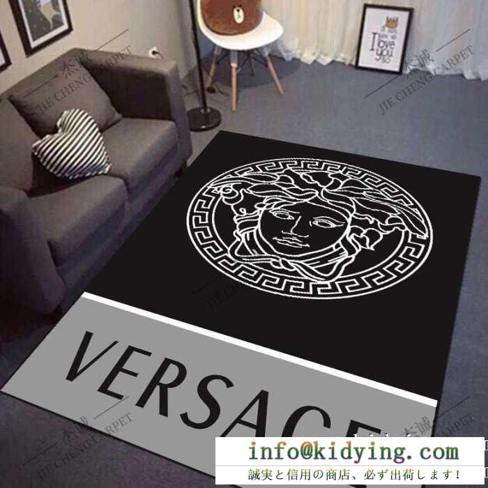 大人ナチュラル感が漂わせるアイテム versace カーペット ヴェルサーチ コピー ブラック ロゴ デイリー コーデ 完売必至