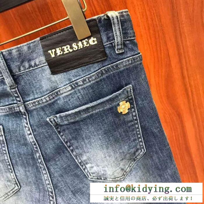VERSACE メンズ ジーンズ 大人ファッションのポイント ヴェルサーチ スーパーコピー ダークブルー 日常 コーデ ロゴ 高品質