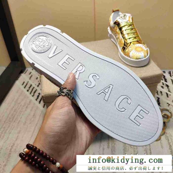 スニーカー メンズ versace 華やかさをぐっとアップ限定新作 ヴェルサーチ コピー ストリート プリント コーデ おすすめ 激安