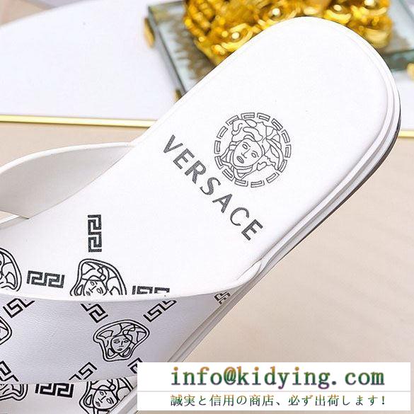 VERSACE メンズ サンダル 絶対にお手に入れるアイテム ヴェルサーチ コピー ブラック ホワイト 品質保証 コーデ 相性抜群