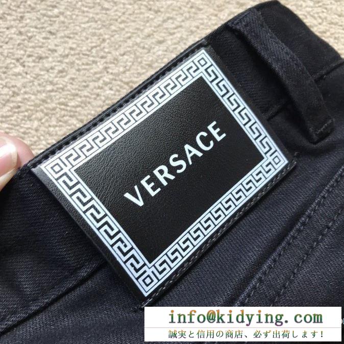 国内完売となっているレア商品   ヴェルサーチVERSACE 2020春夏の定番 ジーンズ 話題をさらった新品