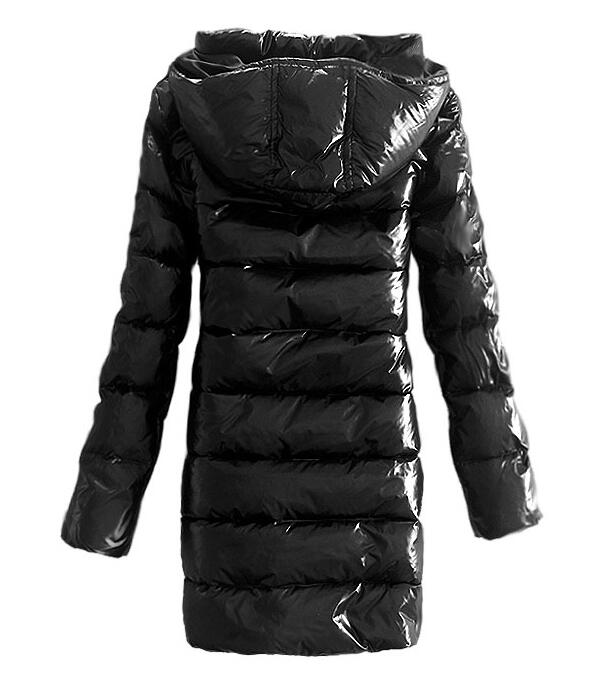 軽量で暖かく機能性の高い2016新作したモンクレール moncler女性用の黒いフード付きのダウンコート.