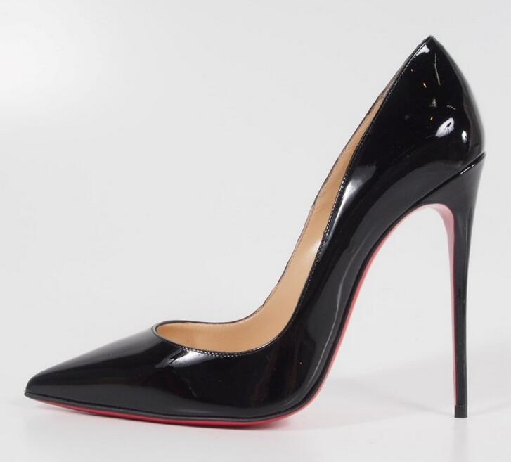 大人っぽいフェミニンなセンスを醸し出すChristian louboutin クリスチャンルブタン 黒いハイヒールパンプス.