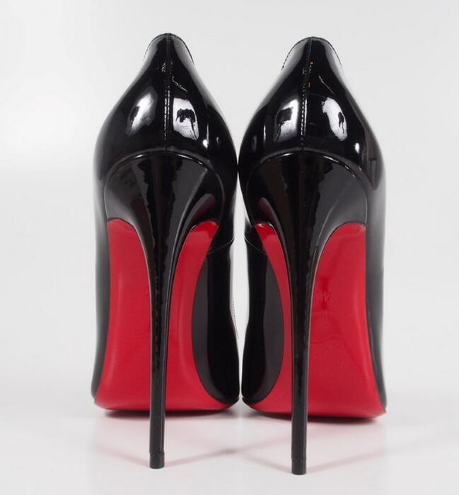 大人っぽいフェミニンなセンスを醸し出すChristian louboutin クリスチャンルブタン 黒いハイヒールパンプス.