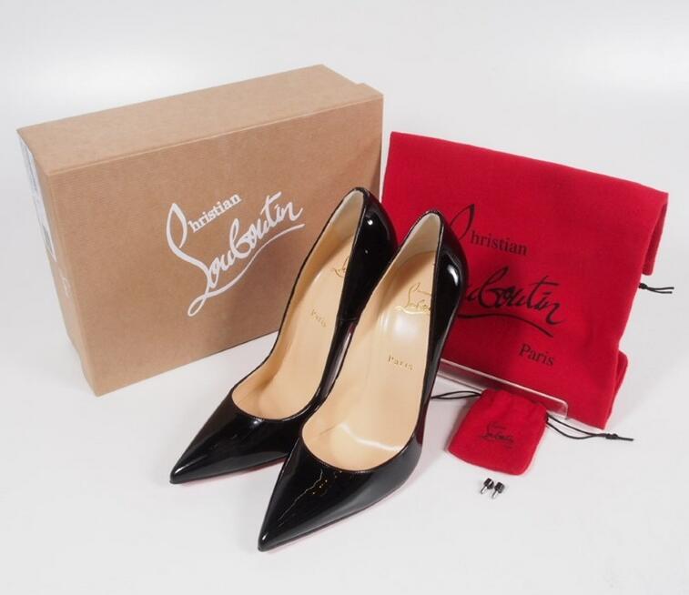 大人っぽいフェミニンなセンスを醸し出すChristian louboutin クリスチャンルブタン 黒いハイヒールパンプス.