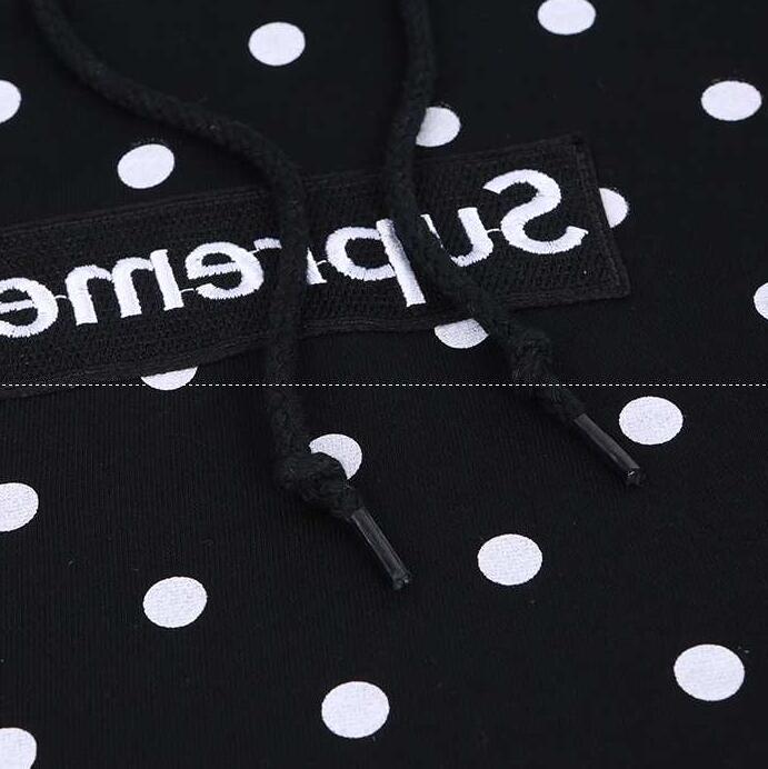 秋冬新作セールのSupreme、シュプリームのブランド服 コピーの男女兼用のフード付きの黒いパーカー.