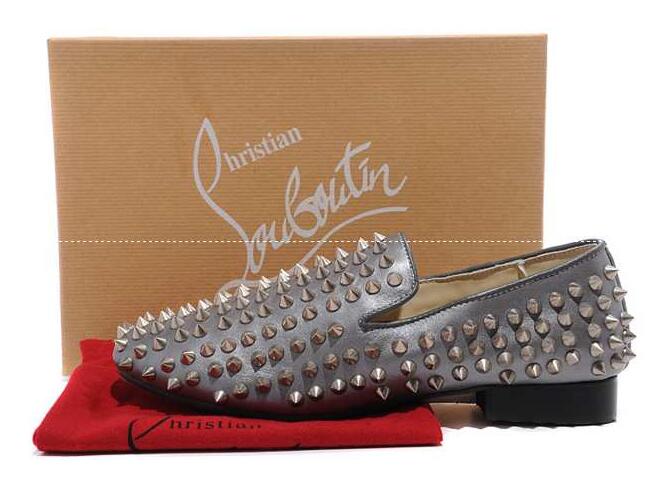 秋冬新作のChristian louboutin、クリスチャンルブタンの快適なクッション性を提供するスダッズで飾るメンズパンプス.