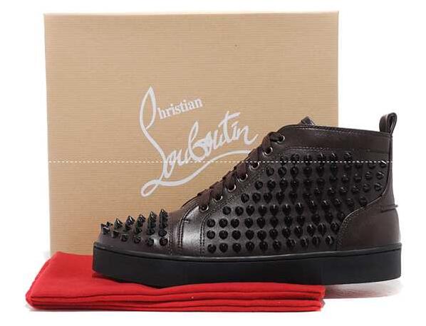 足のフィット感を確かめたChristian louboutin、ルブタン スーパーコピーのインソールスニーカーシューズ.