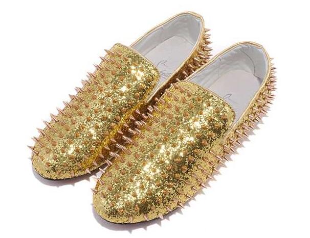 存在感があるChristian louboutin、クリスチャンルブタンのスダッズパンプス靴.