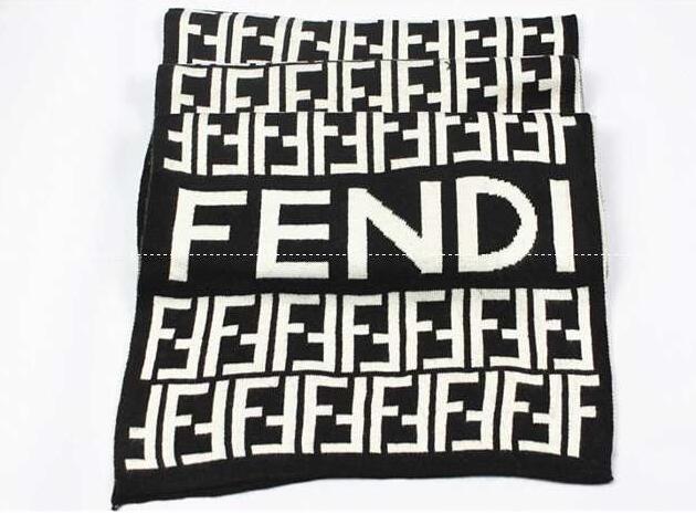 秋冬物のFendi、フェンディの雰囲気を演出するマフラー.