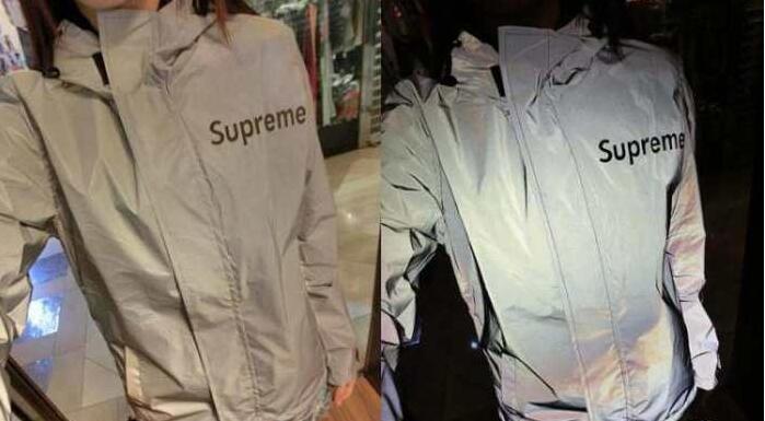 防風性に強いシュプリーム、Supremeのロゴ、フード付きの灰色メンズジャケット.