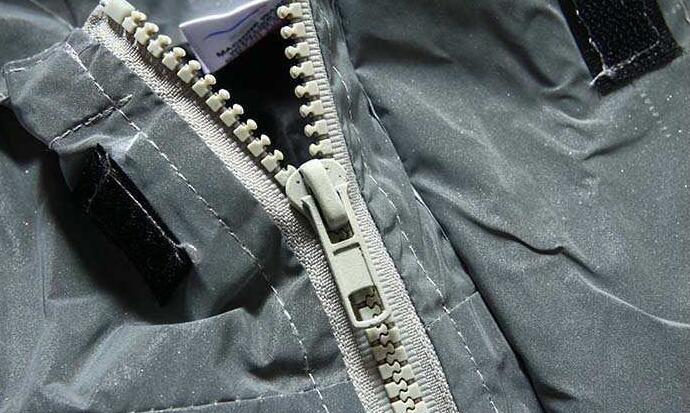 防風性に強いシュプリーム、Supremeのロゴ、フード付きの灰色メンズジャケット.