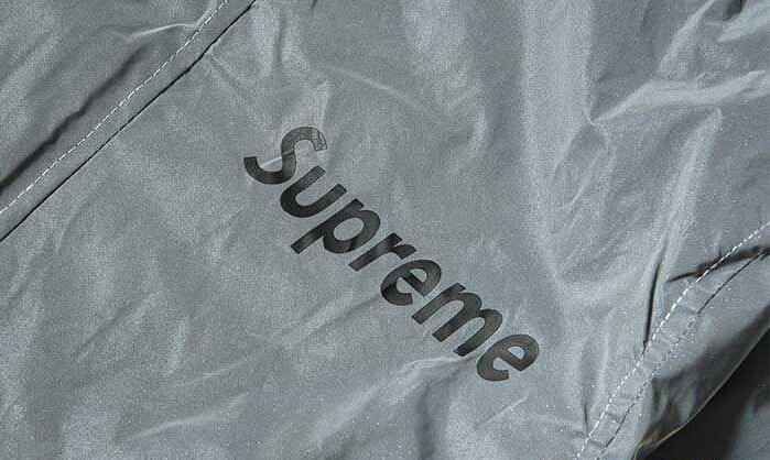 防風性に強いシュプリーム、Supremeのロゴ、フード付きの灰色メンズジャケット.