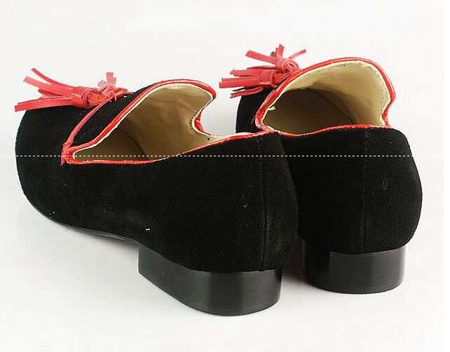 タッセルデザインのクリスチャンルブタン、Christian louboutinの約4mmヒールの黒いパンプス靴.