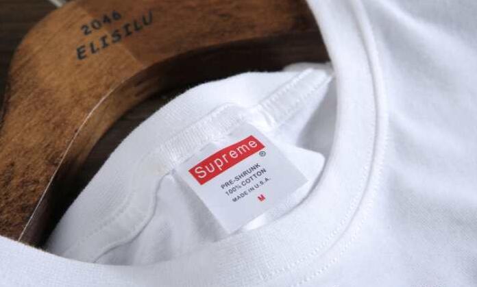 毎年入手困難なシュプリーム、Supremeの黒色、白色、灰色の3カラーのメンズ半袖シャツ.