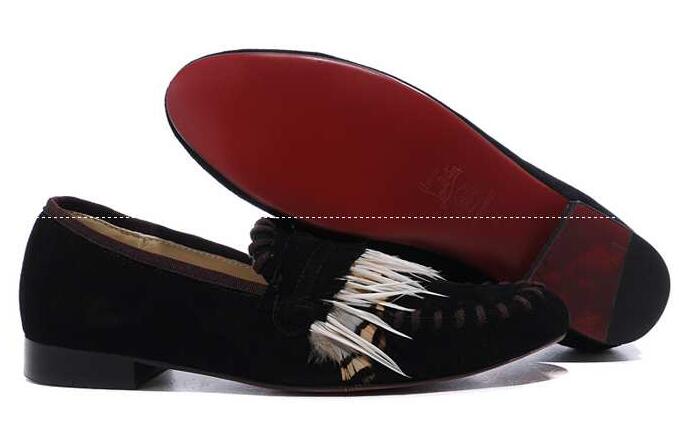 モードな雰囲気を持ち合わすクリスチャンルブタン、Christian louboutinの黒いタッセル装飾のメンズパンプス靴.