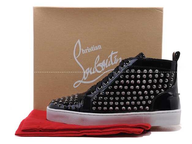 素敵な個性的に溢れるクリスチャンルブタン、Christian louboutinの黒いスダッズ装飾男性スニーカーシューズ.