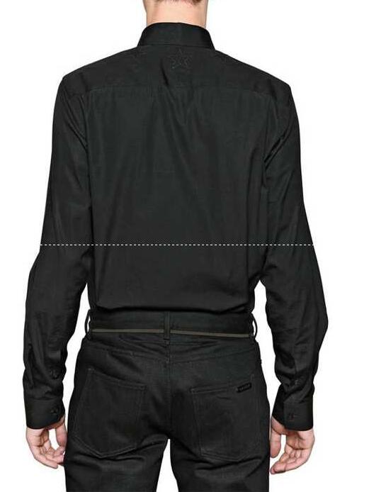 快適な着心地が良いジバンシー、Givenchyの新作登場の黒いボタン長袖Tシャツ.