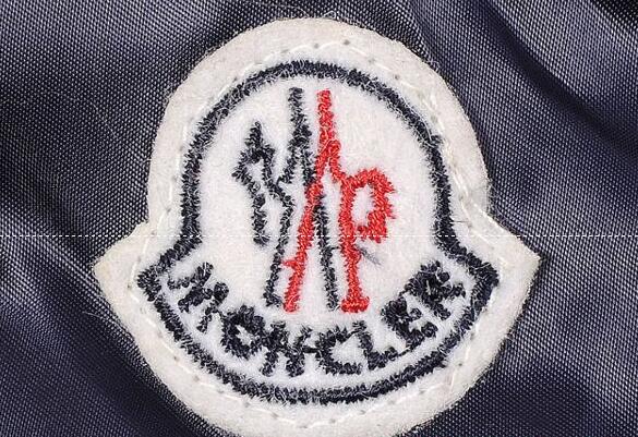 ファーフードが付きのモンクレール 偽物 通販 レディース ダウン ジャケット大得価のmoncler.