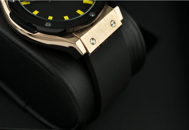 日付付きの3針 ウブロ ビッグバン hublot コピー 超激得新品の自動巻きメンズ腕時計 イエローとブルー文字盤 黒ベルトウォッチ.