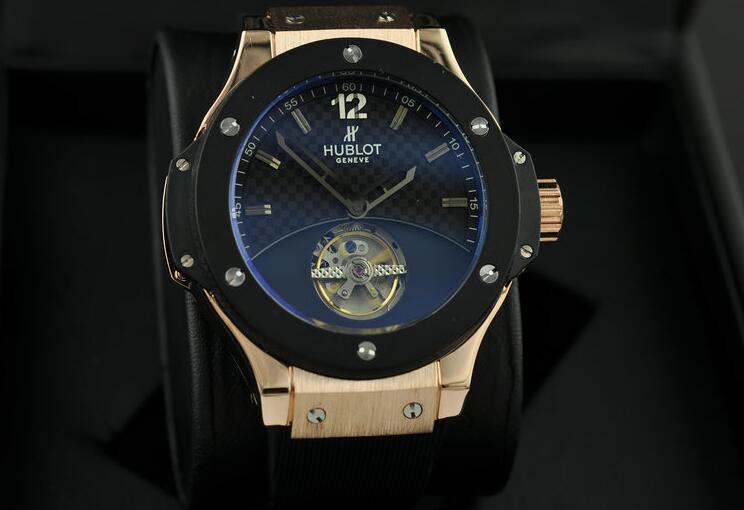 お買い得のウブロ ビッグバン フェラーリ カーボン キングゴールド 401.oj.0123.vr 防水自動巻きのhublotメンズ腕時計.