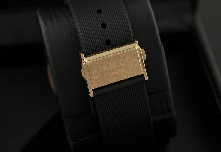 お買い得のウブロ ビッグバン フェラーリ カーボン キングゴールド 401.oj.0123.vr 防水自動巻きのhublotメンズ腕時計.