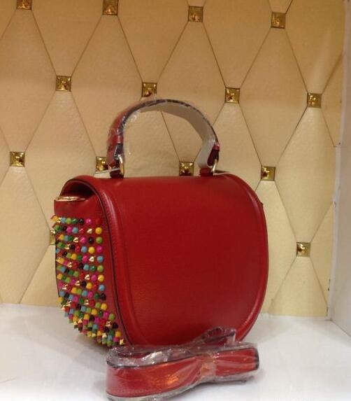 新作入荷人気なCHRISTIAN louboutin パロマ ミディアム トート パネトーネ スタッズ ミニボストン 赤色のクリスチャンルブタンレディース3wayハンドバッグ.