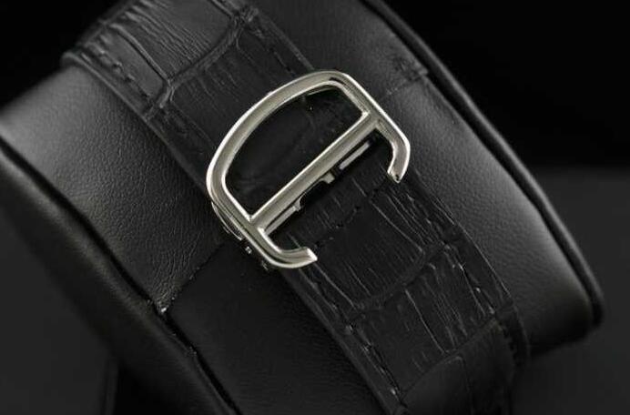 新作入荷定番人気のCARTIER カルティエ 時計 偽物 自動巻きの機械式のメンズ腕時計 黒レザー.