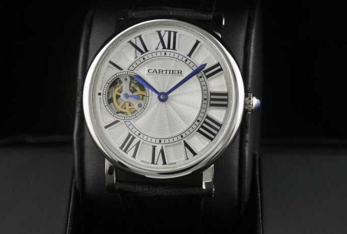 新作入荷定番人気のCARTIER カルティエ 時計 偽物 自動巻きの機械式のメンズ腕時計 黒レザー.