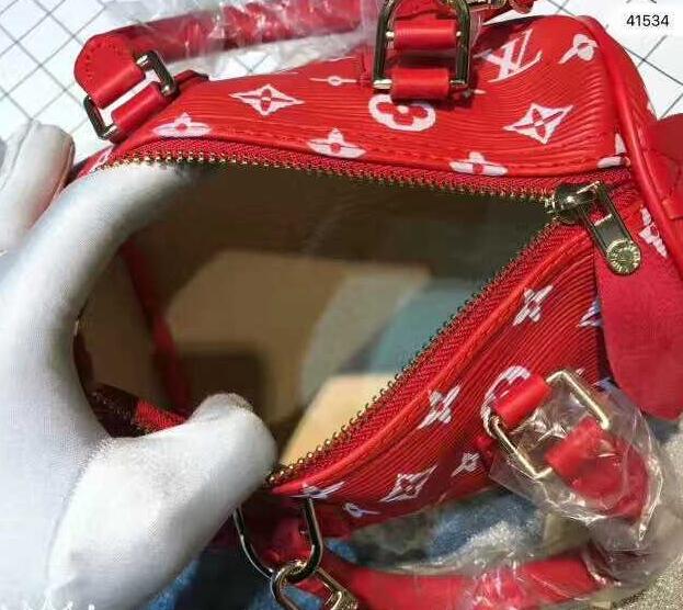 最高の長い間愛用し続けるSUPREMEシュプリーム 偽物 通販　魅力的なバッグ