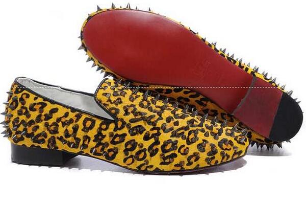 人気が高いCHRISTIAN LOUBOUTIN クリスチャンルブタン　飽きのこない定番のパンプス人気色
