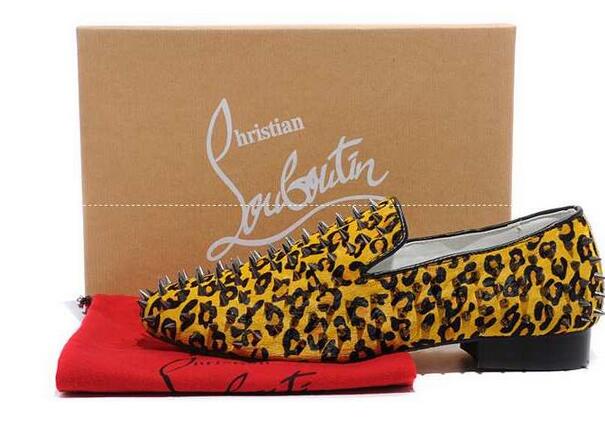 人気が高いCHRISTIAN LOUBOUTIN クリスチャンルブタン　飽きのこない定番のパンプス人気色