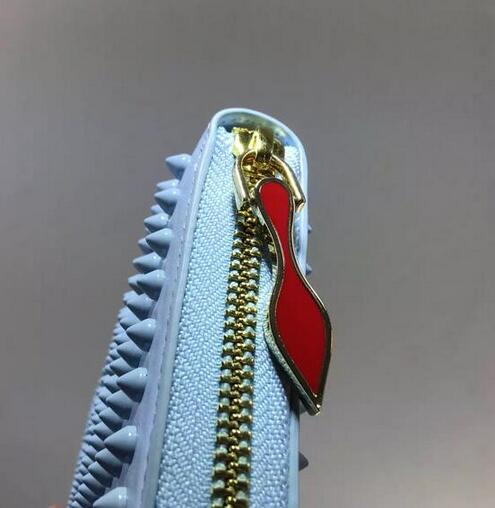 プレゼントに　CHRISTIAN LOUBOUTINルブタン コピー 通販　使い勝手も抜群　財布