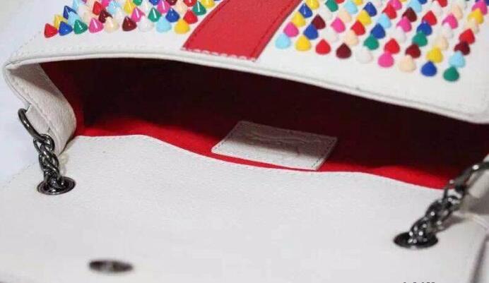 人気定番大得価 素敵なルブタン 偽物 スウィーティー チェーン カーフ革 スタッズ christian louboutin レディースショルダーバッグ.