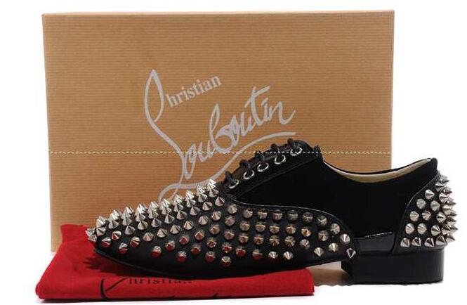 定番人気No.1CHRISTIAN louboutin ルブタン 軽やかな印象に スタッズメンズパンプス