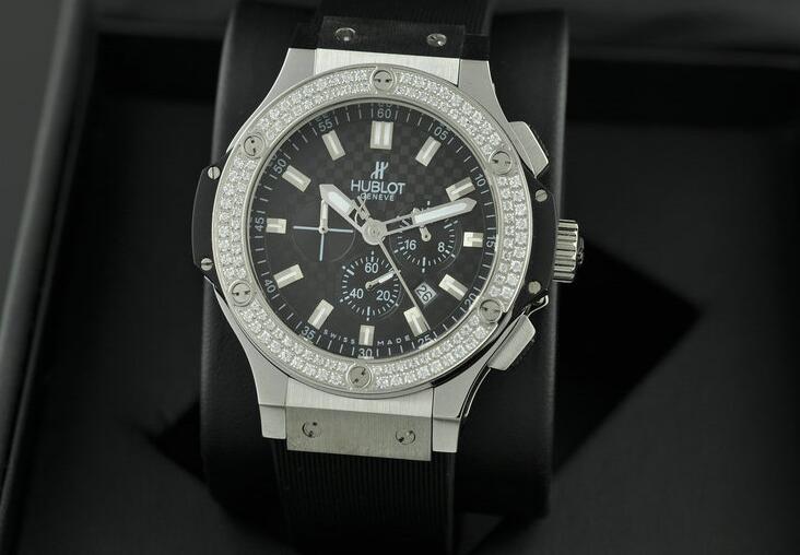 ダイヤモンドが嵌るグレーとブラック ウブロ コピー hublot ビッグバン クラシックフュージョン 511.zx.1170.rx.1104 品質保証大人気なメンズ腕時計.