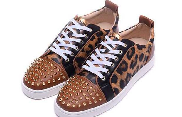夏にぴったりのCHRISTIAN louboutinクリスチャン ルブタン スーパー コピー　脱ぎ履きが簡単な靴