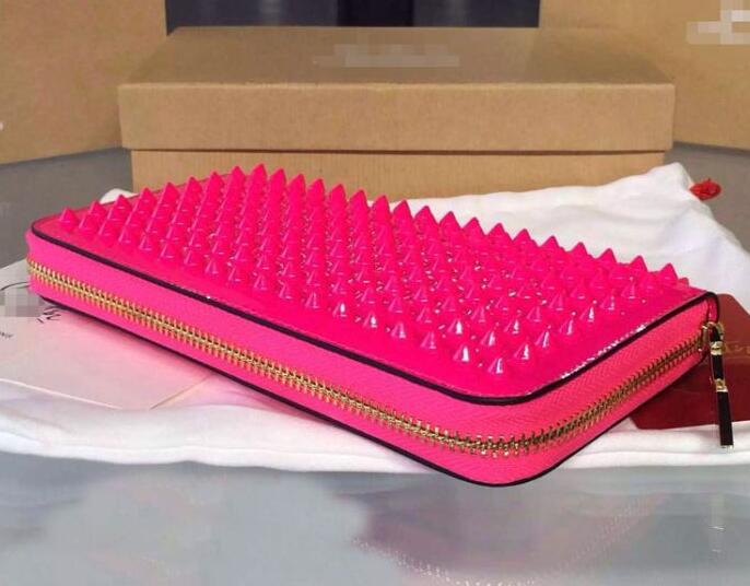 非常に完成度高いルブタン 財布 芸能人　CHRISTIAN LOUBOUTIN 　気品ある美品