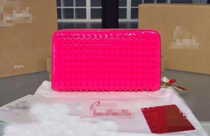 非常に完成度高いルブタン 財布 芸能人　CHRISTIAN LOUBOUTIN 　気品ある美品