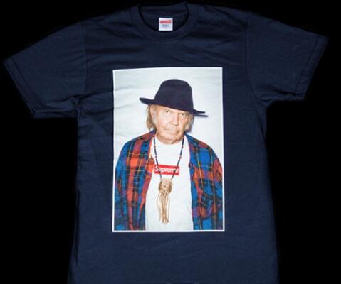 様々なシーンで活躍Supremeシュプリーム偽物Neil young tee半袖tシャツ ネイビー