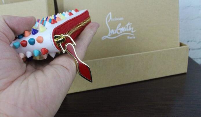 新商品！CHRISTIAN louboutinクリスチャンルブタンコピー 財布 レディースw panettone 1175147 マルチ メタル スタッズ ラウンドファスナー長財布