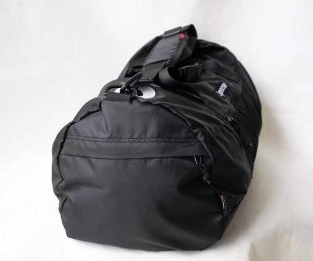 収納力たっぷりSUPREMEシュプリーム偽物 duffle bag ss17b8バッグ ボストンバッグ ロゴプリントダッフルバッグ ブラック 