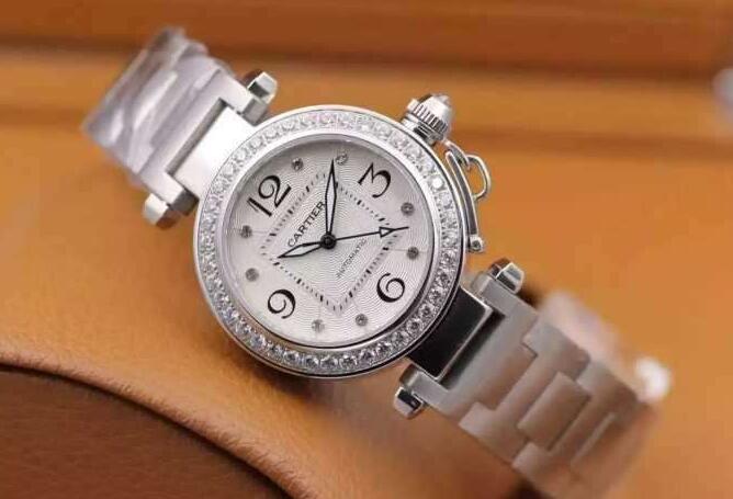 魅力　カルティエ 新作 CARTIER　 独自性が発揮できる32.5mm 女性用腕時計