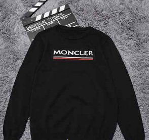 MONCLERモンクレール セーター コピーメンズブラックカラーのクルーネックニットセータートレンドなブランドロゴデザイン