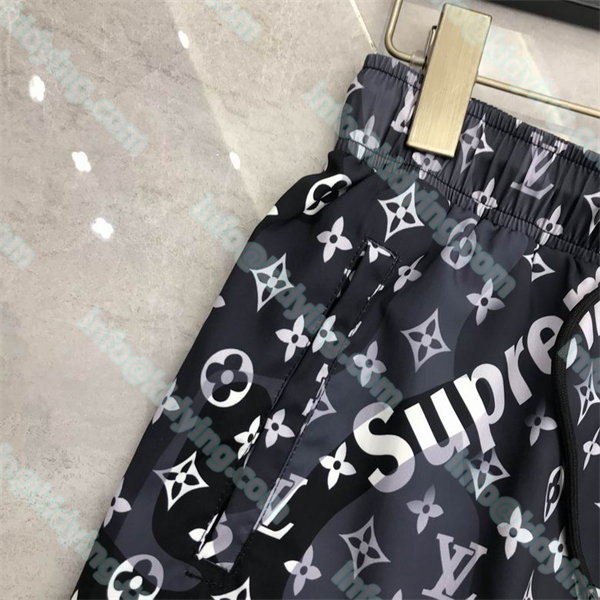 LOUIS VUITTON x Supremeブランドの新作 ショーツ 